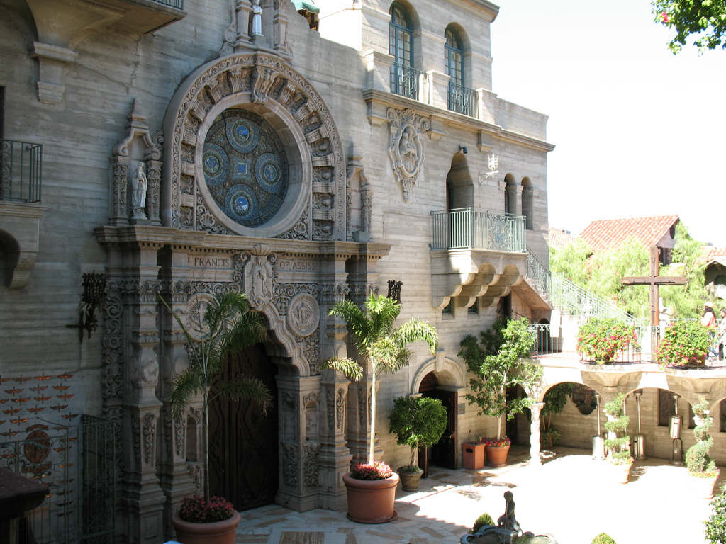 The entrance of the Mission Inn Hotel and Spa courtyard in