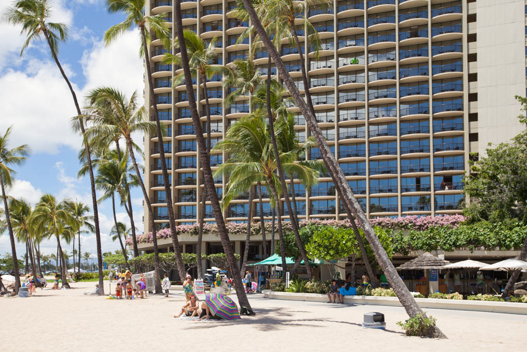 How to get to Hilton Hawaiian Village Waikiki Beach Resort in Urban Honolulu  by Bus?