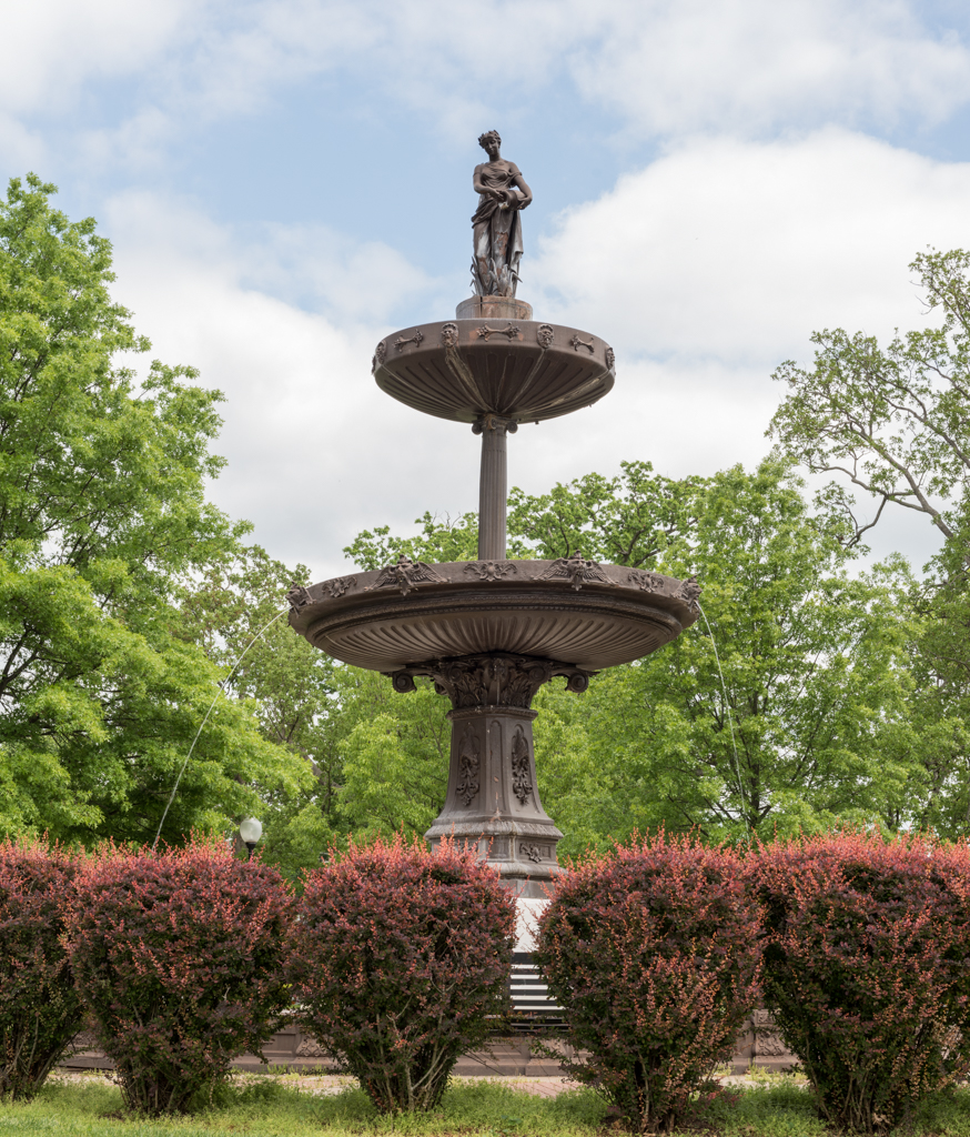 Монументы фонтейн. Мемориальный фонтан. Burnett Fountain Memorial.